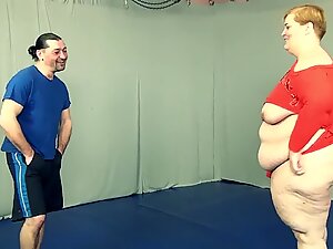 Tall Russian plumper with enormous arse with cellulites gets dick down by little guy